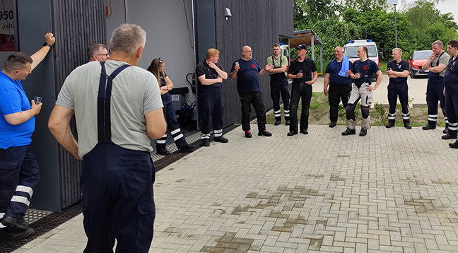 Abschlussbesprechung am Feuerwehrhaus in Müggenburg